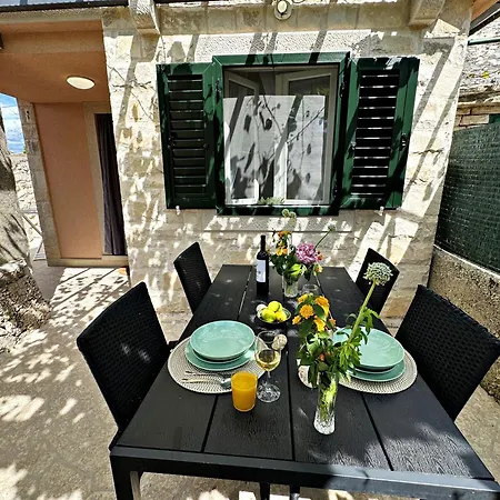 Matoni Apartment Postira